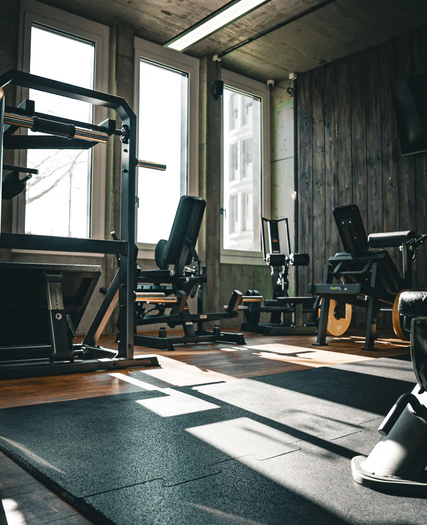 QFit Studio bei Nacht mit beleuchteten Trainingsbereichen